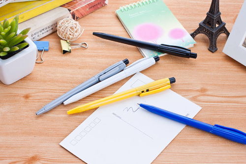 蓝色油笔圆珠笔 学生与办公用品的多功能选择